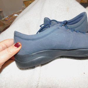 Grasshoppers size 9 womens tie shoes